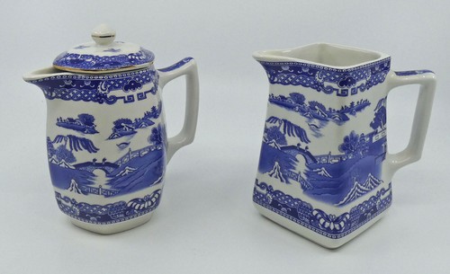 Ringtons maling jugs set 2 - of,